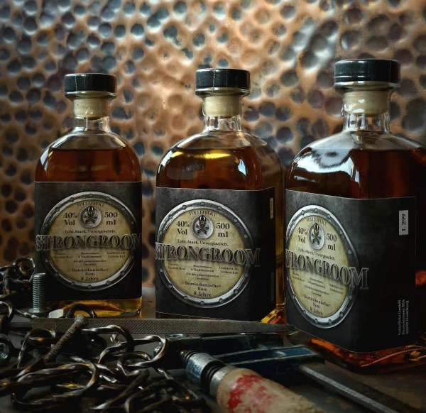 STRONGROOM Dominikanischer Premium Rum - 8 Jahre gereifte Exzellenz